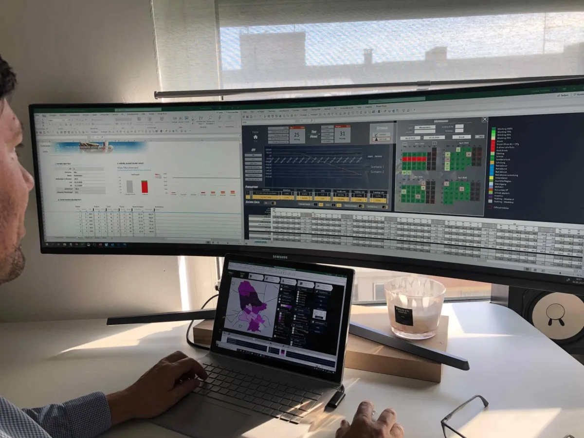 CEO Carsten Tschirner vor seinen Tool-Dashboards