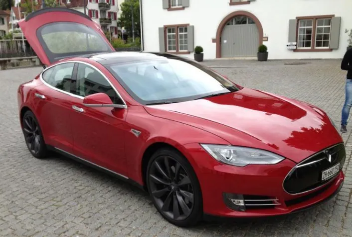 Bild: Auf der Probefahrt mit dem Tesla S