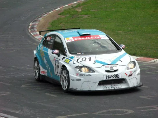 Bild: VLN - Harald Hennes aus Eschweiler fährt Gegner-Seat zum Sieg