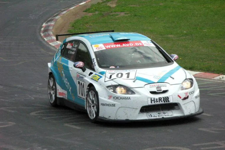 Bild: VLN - Harald Hennes aus Eschweiler fährt Gegner-Seat zum Sieg