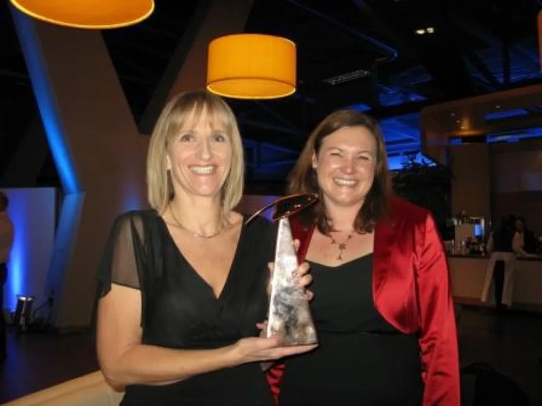 Barbara Glanz und Bettina Riedl von Intrepid Travel freuen sich über die EcoTrophea 2013.