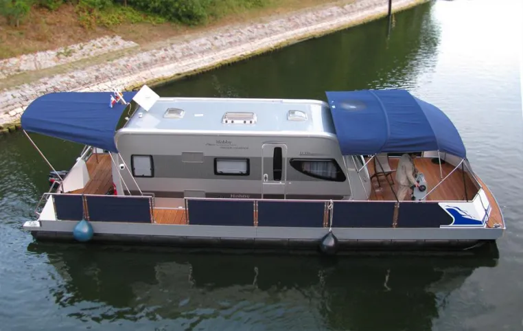 Ein Wohnmobil schippert auf der Peene Bild: Ein Wohnmobil schippert auf der Peene