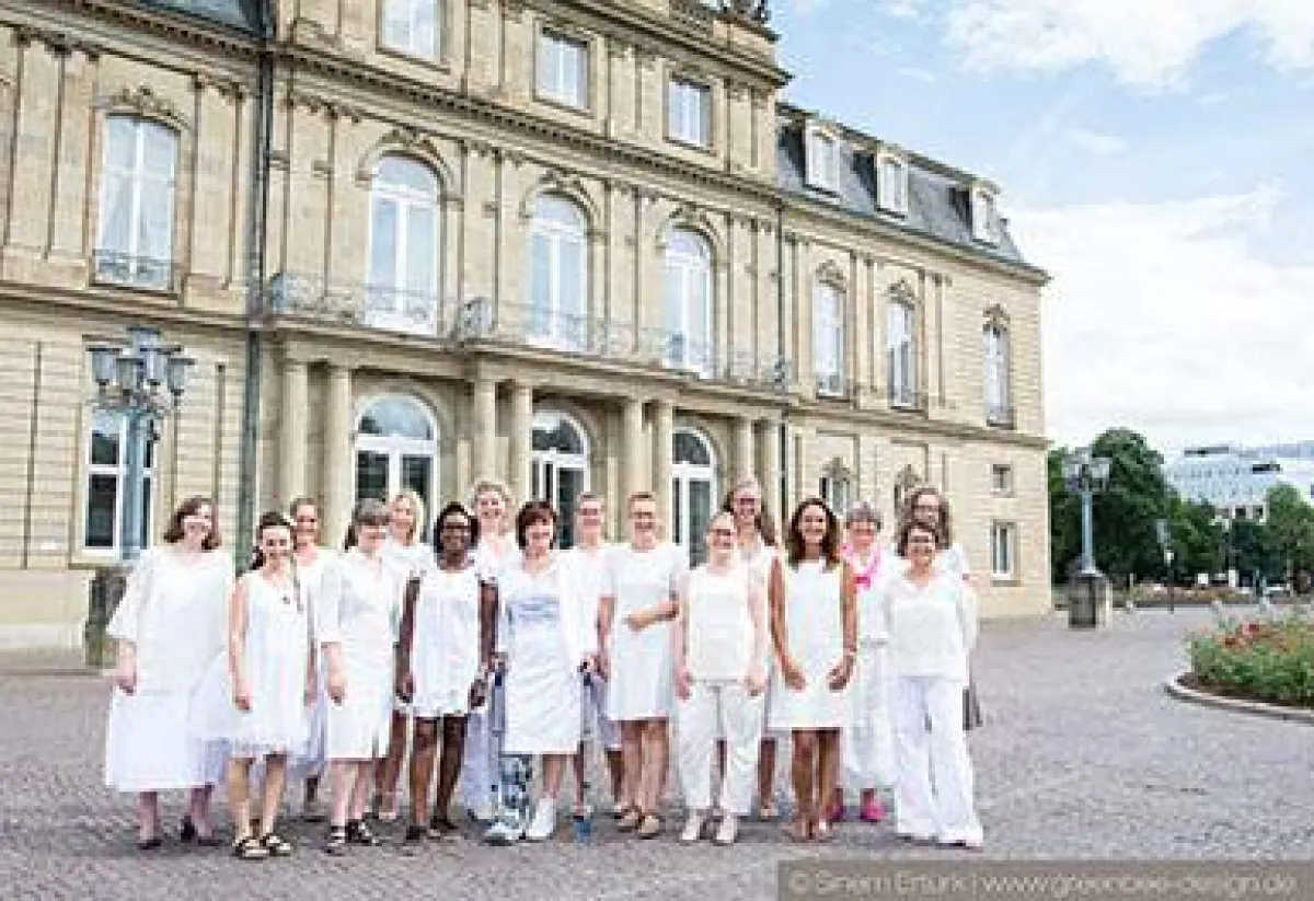 Die Vorbildunternehmerinnen vor dem Neuen Schloss Stuttgart