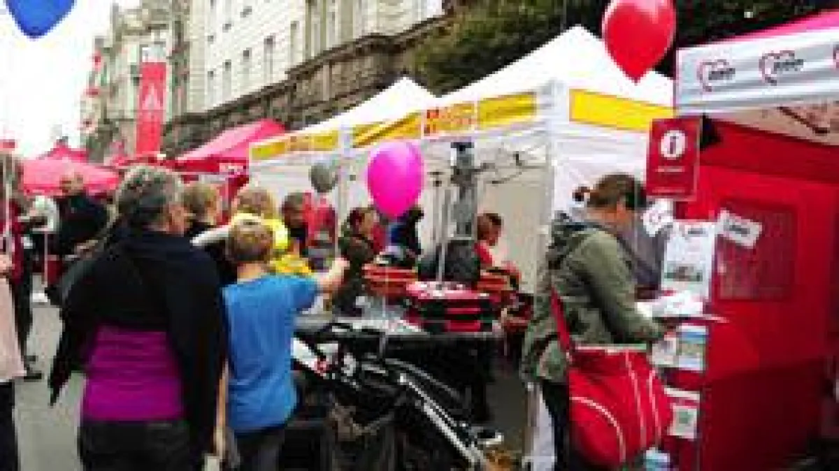 Großes Interesse für die Leistungen der Sponsoren des IsarInselFestes; Foto: ASB München