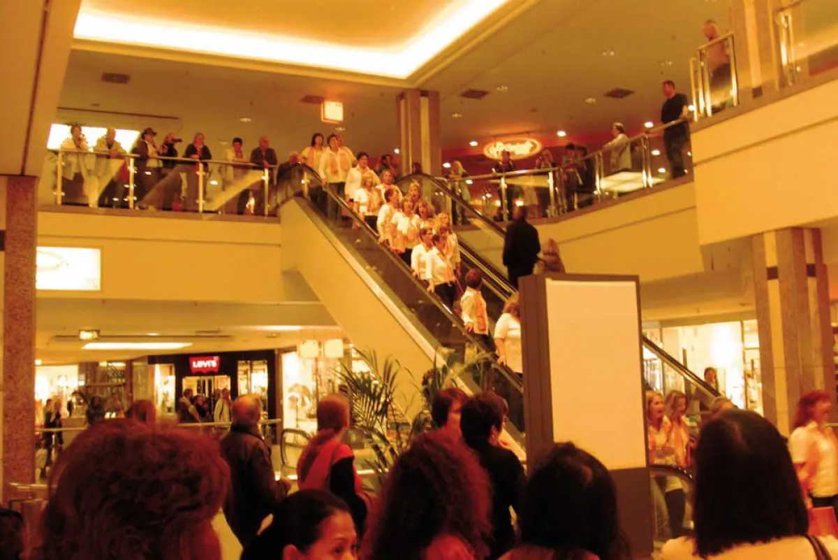 Der SonntagsChor Rheinland-Pfalz bei einem seiner Rolltreppenkonzerte 2013. (Foto: A. Klöppel)