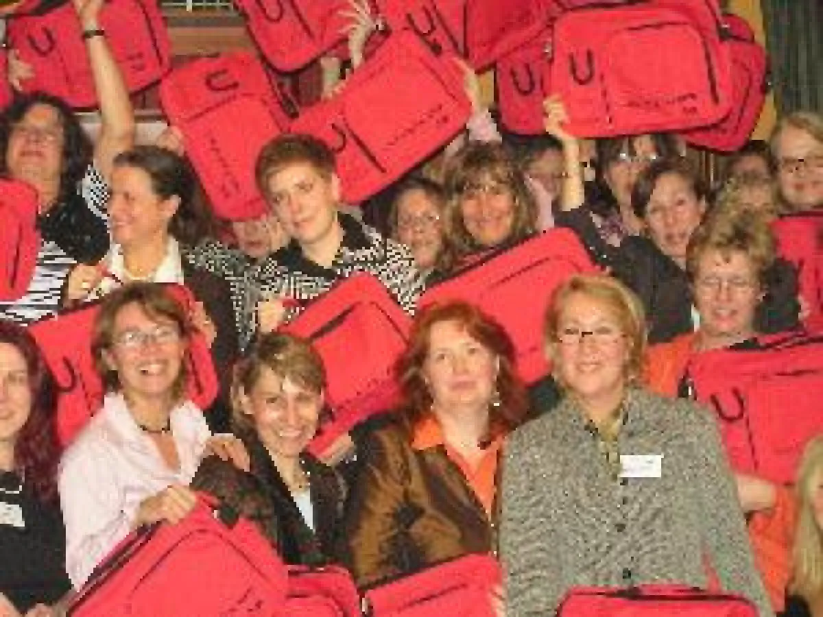 Berliner BPWs mit ihren roten Kampagnentaschen