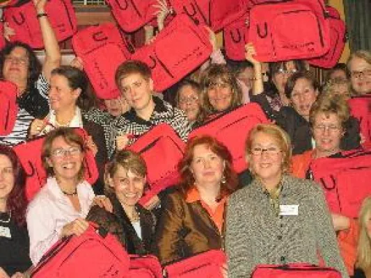 Bild: Am 15. April 2008 erobern Rote Taschen das Berliner Rote Rathaus