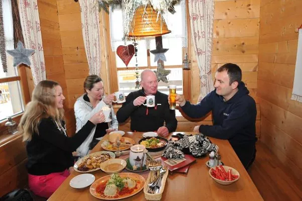 Bild: Kulinarische Hüttensafari auf dem Nassfeld: Skifahren und schlemmen ohne Grenzen