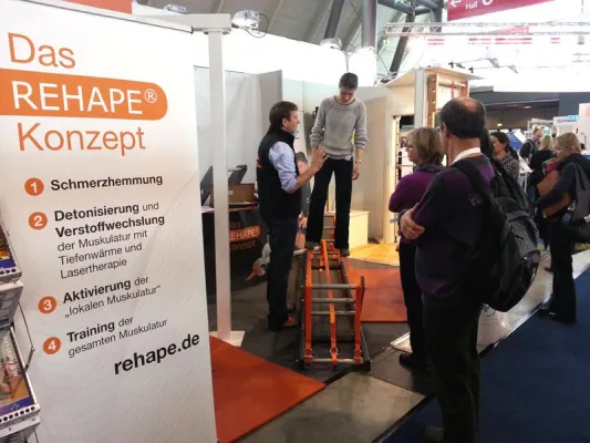 Bild: therapie Leipzig: REHAPE®-Therapiekonzept im Zentrum des AMS-Messeauftritts