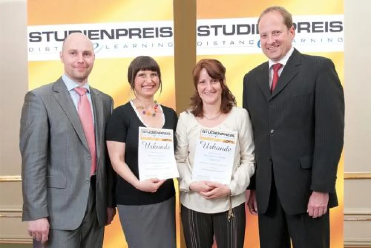 Mirco Fretter, Präsident des Forum DistancE-Learning, mit Anja Ziegon und Heike Chalupsky