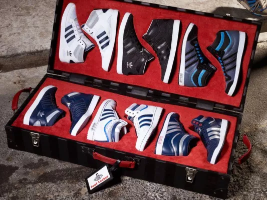 Bild: Foot Locker und adidas Originals präsentieren die exklusive Sneaker-Caddy-Kollektion