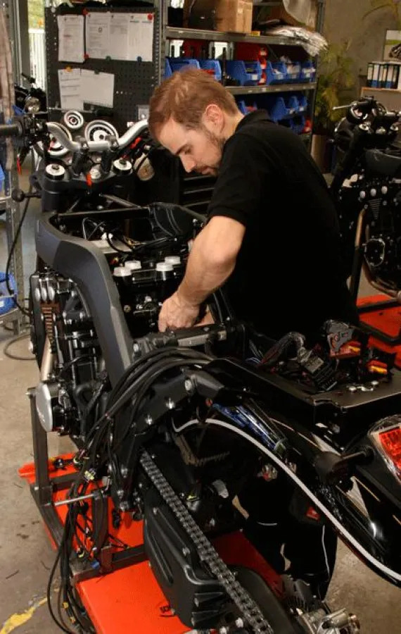 Motorradmanufaktur Augsburg:  Josef Pichler montiert in rund 14 Stunden ein komplettes Fahrzeug