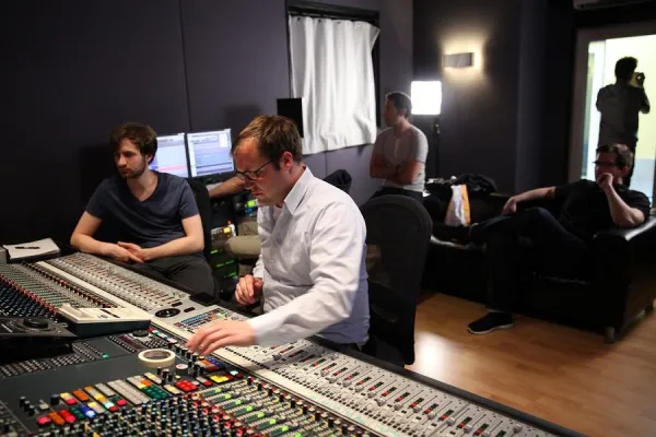 Bild: Fraunhofer IDMT kooperiert für „SpatialSound Wave“ mit dem SAE Institute