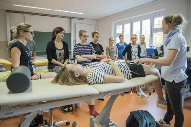 Bild: Erste Studienabschlüsse in den gesundheitsbezogenen Studiengängen