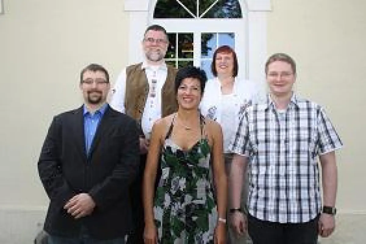 Die COMPUTENT-Geschäftsführer Bernd und Corinna Göring (hintere Reihe) mit den Mitarbeitern Peter Fu