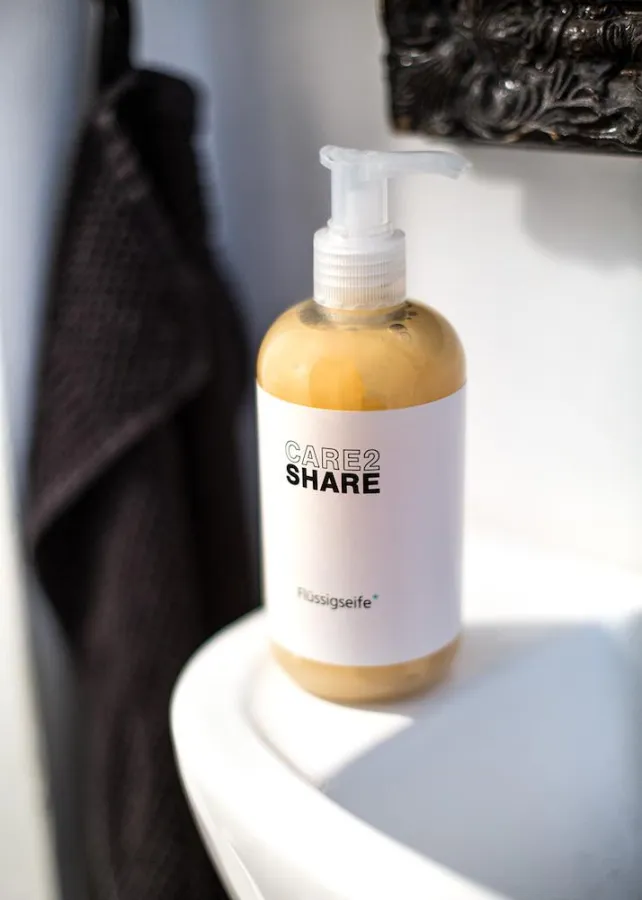 care2share Naturkosmetik-Flüssigseife. Deine Hand wäscht die andere.