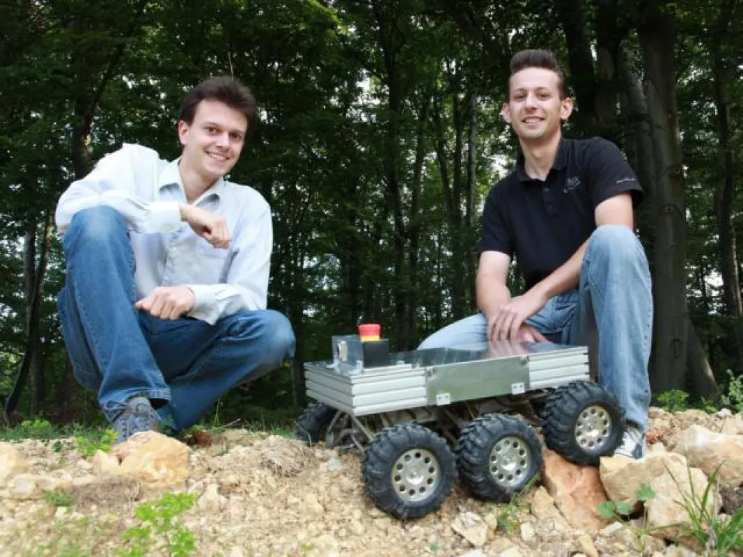 Alwin Heerklotz (links) und Alexander Boos stellen den High-Speed-Roboter Innok TX vor.