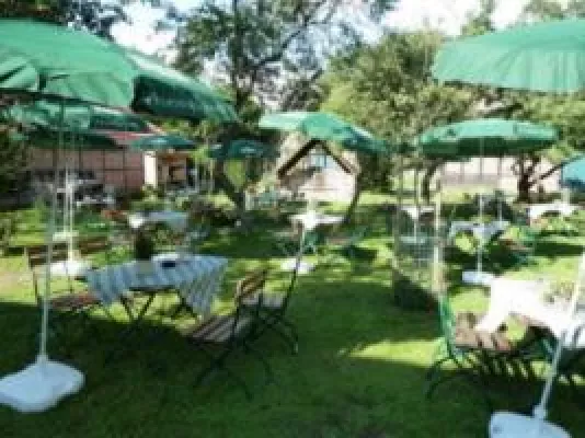 Bild: Auf eine Maß und Brotzeit im Biergarten / Landhaus Wachtelhof verführt mit leckeren Schmankerl