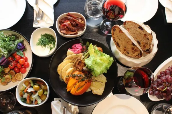 Bild: IMMER WIEDER SONNTAGS Sunday Family Lunch im Charlotte & Fritz am Gendarmenmarkt in Berlin