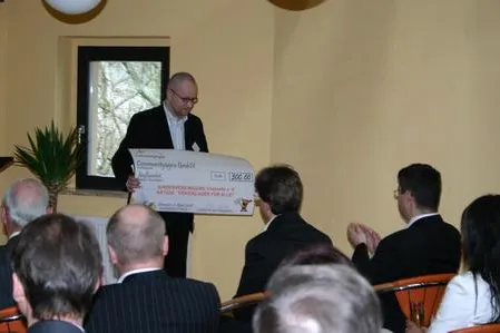 Bild: Prof. Dr. Carl H. Hahn und Community4you GmbH spenden für Ferienlageraktion