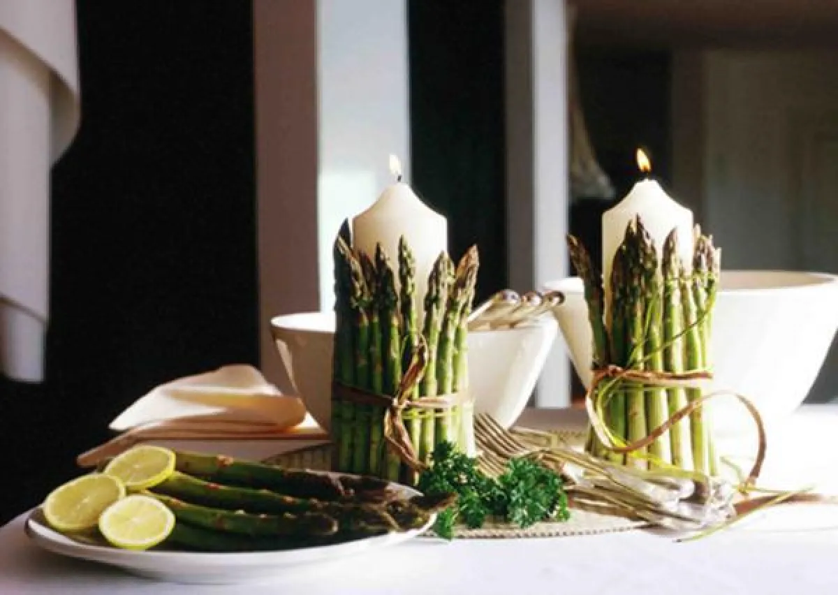 Ein Augenschmaus: Weiße Stumpenkerzen mit dem RAL-Gütezeichen und grüner Spargel werden schnell zu einem