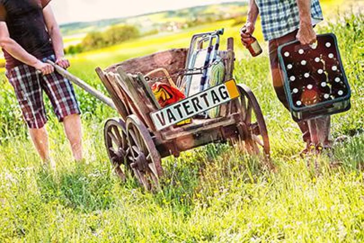 Vatertag früher: unterwegs mit Bollerwagen und Bier