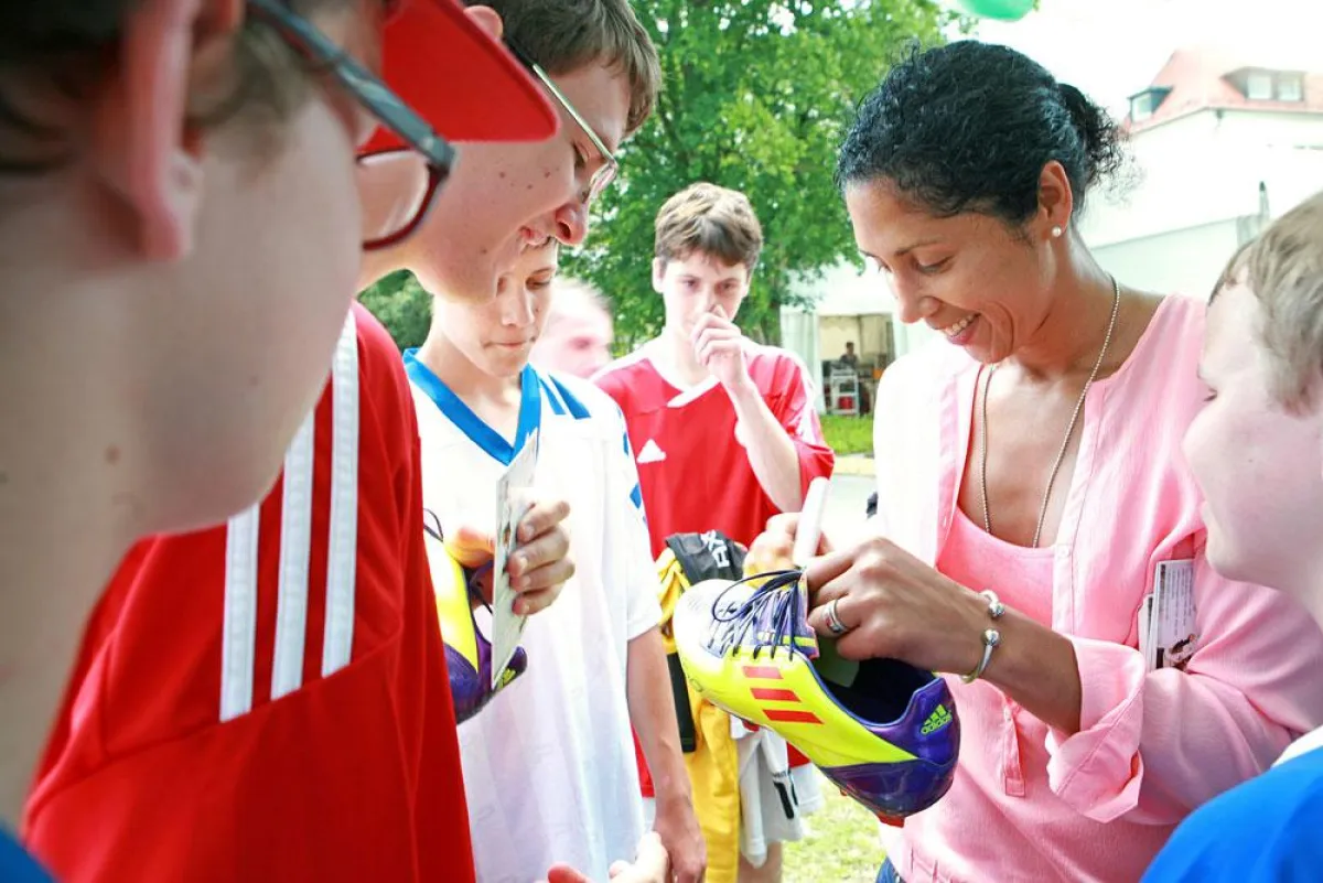 Beim Fußballturnier in Liebenau: Steffi Jones, ehem Nationalspielerin. Bild: Carsten Kobow/DFB