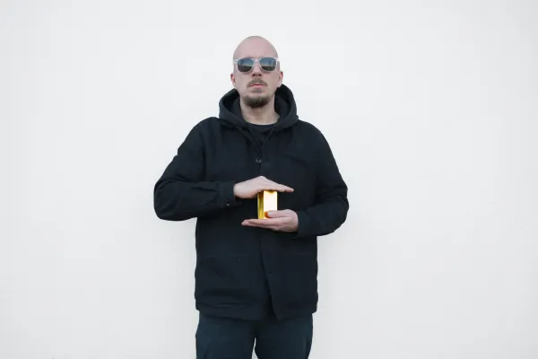 Bild: Sven Vollbrecht: Künstler schenkt Gallery Weekend Berlin .com-Domain als Gold-Artefakt zurück