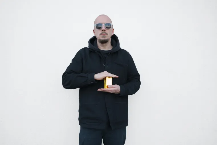 Bild: Sven Vollbrecht: Künstler schenkt Gallery Weekend Berlin .com-Domain als Gold-Artefakt zurück