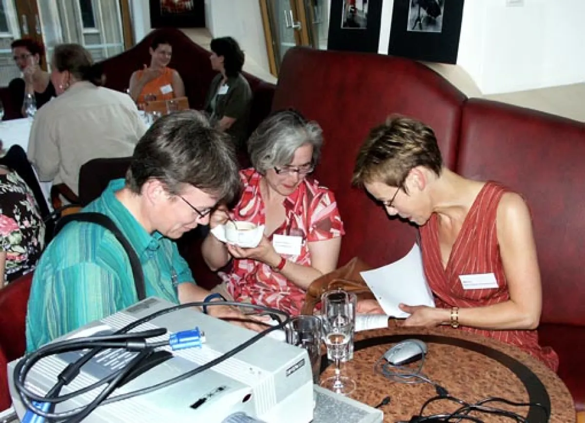 Aufmerksames Interesse der Medien: Die Journalistin U. Henning (lks.) im Interview mit Teilnehmerinnen. Foto: Zuzana Richter