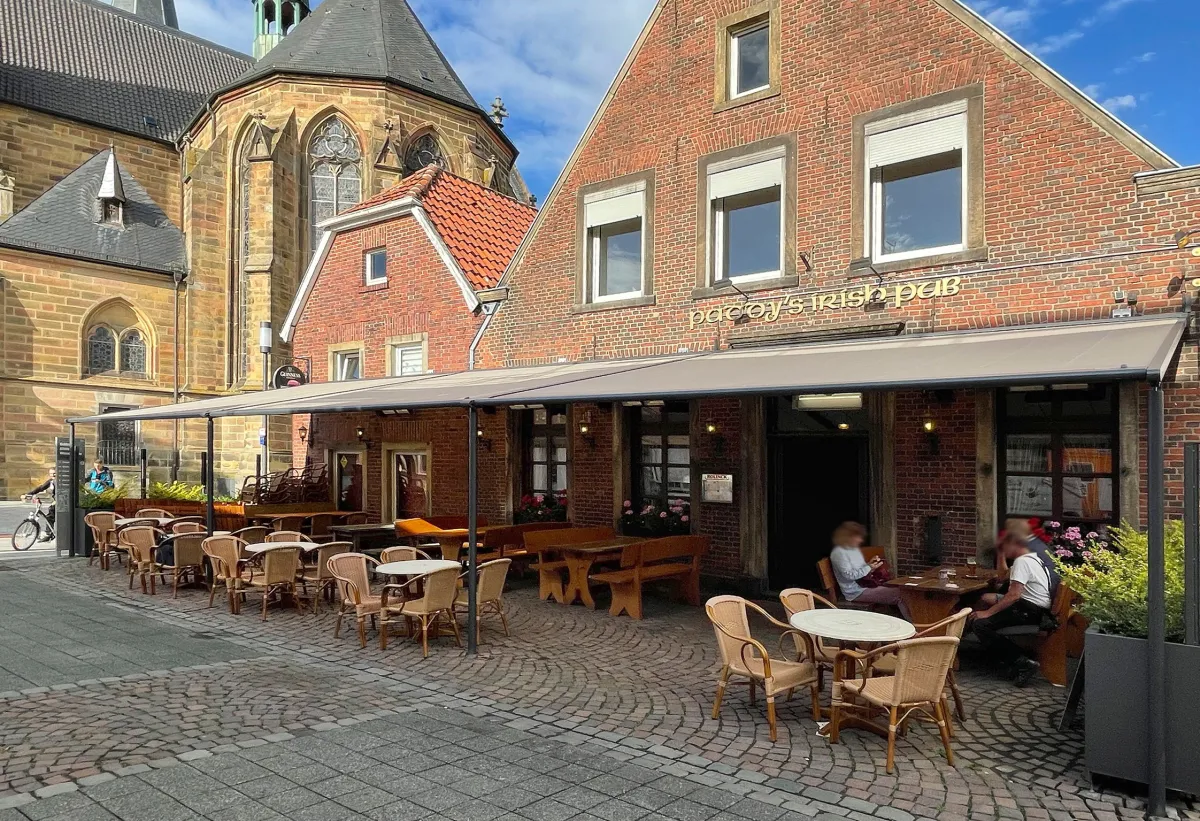 markilux hat in Ochtrup gastronomische Betriebe mit einheitlichen Sonnenschutzanlagen ausgestattet. (© markilux)