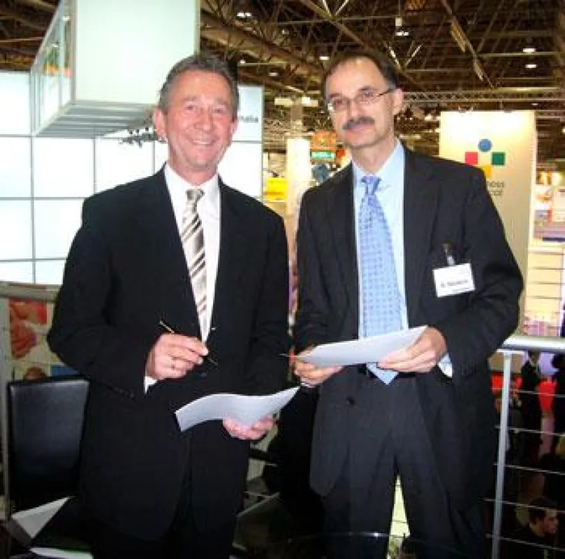 Vertragsunterzeichnung auf der MEDICA 2009: Lowitsch, Beckers