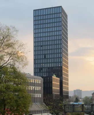 Bild: KACO new energy entwirft die Energiesystemtechnik für preisgekrönten Solarturm in Basel.