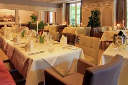 1. Mosel-Wein-Nachts-Gala im neuen Hotel Moselschlößchen Bild: 1. Mosel-Wein-Nachts-Gala im neuen Hotel Moselschlößchen
