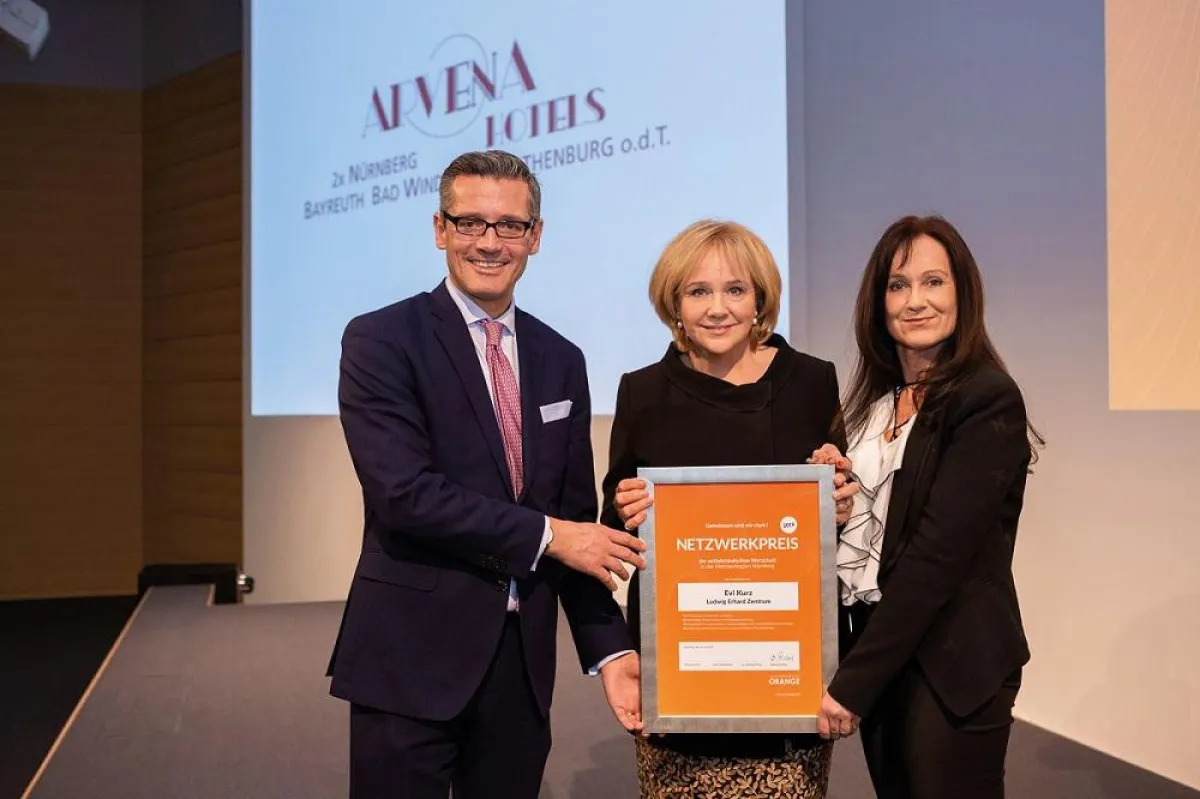 Gemeinsam mit Dr. Michael Fraas überreichte Sabine Michel (rechts) den Netzwerkpreis an Evi Kurz.