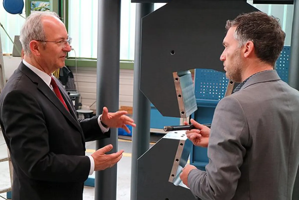 Prof. Dr. Ottmar Schneck (li.) und Bernd Locher, FORM+TEST besiegeln die Zusammenarbeit