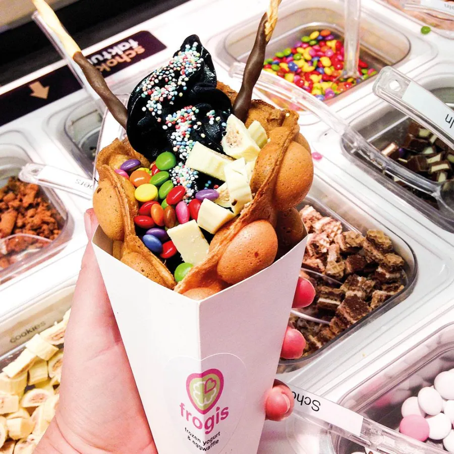 frogis Eggwaffel mit Frozen Yogurt (Sorte: schwarze Vanille)