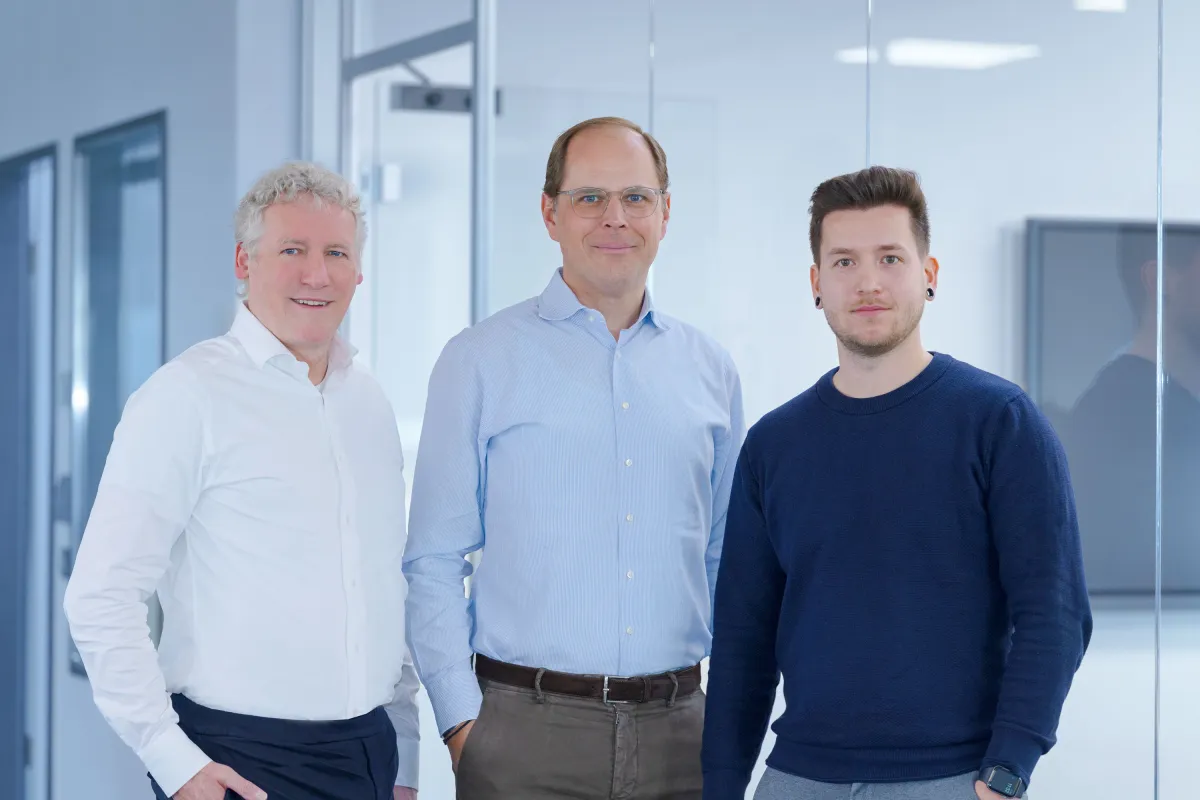 Marc Wille, CEO bei CUBOS, mit seinem Geschäftsführungsteam Dr. Albrecht Kindler und Christia (© CUBOS)
