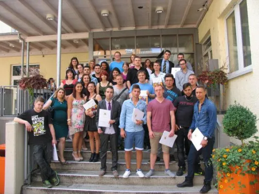 Bild: Regionales Ausbildungszentrum (RAZ) Ulm verabschiedet Absolventen