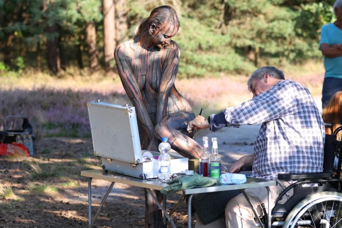 Handicap-Künstler Jörg Düsterwald beim MakingOf eines seiner Motive NATURE ART (© Atelier Jörg Düsterwald c/o A.Grosse-Strangmann)