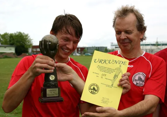 Lehrermannschaft gewinnt den "Rheinischen Cup" im traditionellen Fußballspiel Dozenten gegen Studenten Bild: Lehrermannschaft gewinnt den "Rheinischen Cup" im traditionellen Fußballspiel Dozenten gegen Studenten
