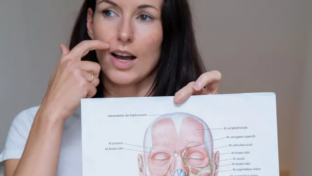 Bild: Bare Skin Face Yoga: Das Alter feiern mit dem Online Face Yoga Studio