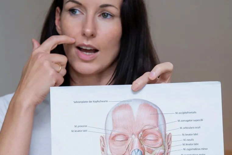Bild: Bare Skin Face Yoga: Das Alter feiern mit dem Online Face Yoga Studio