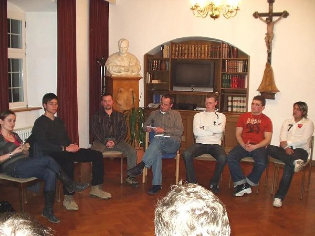 Gesprächsrunde mit jungen Migranten im Kloster Benediktbeuern