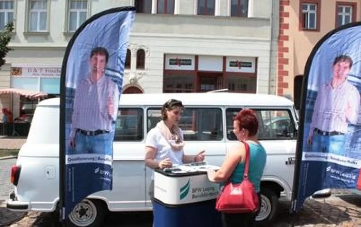 Corinna Schulze (l.) im Beratungsgespräch vor Ort auf dem Marktplatz in Wurzen