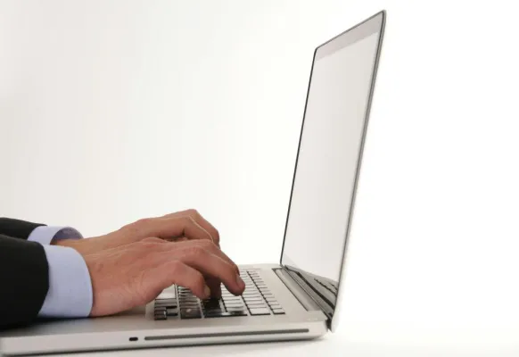 Bild: Wie viele Stunden Internet sind normal? Signale der Computersucht frühzeitig erkennen