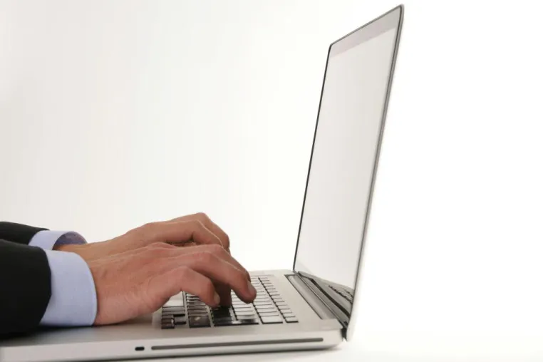Bild: Wie viele Stunden Internet sind normal? Signale der Computersucht frühzeitig erkennen