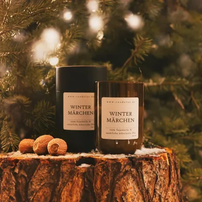 Bild: Rheinhessische Manufaktur verzaubert mit handgefertigten Duftkerzen aus Weinflaschen die Weihnachtszeit