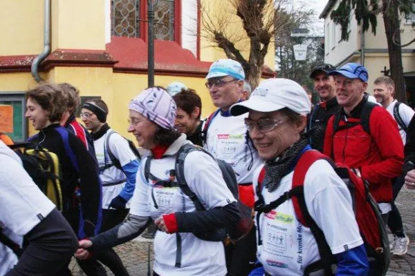 Bild: Ministerpräsident Kurt Beck grüßt die Teilnehmer des 4. Rheinsteig-Erlebnislaufes