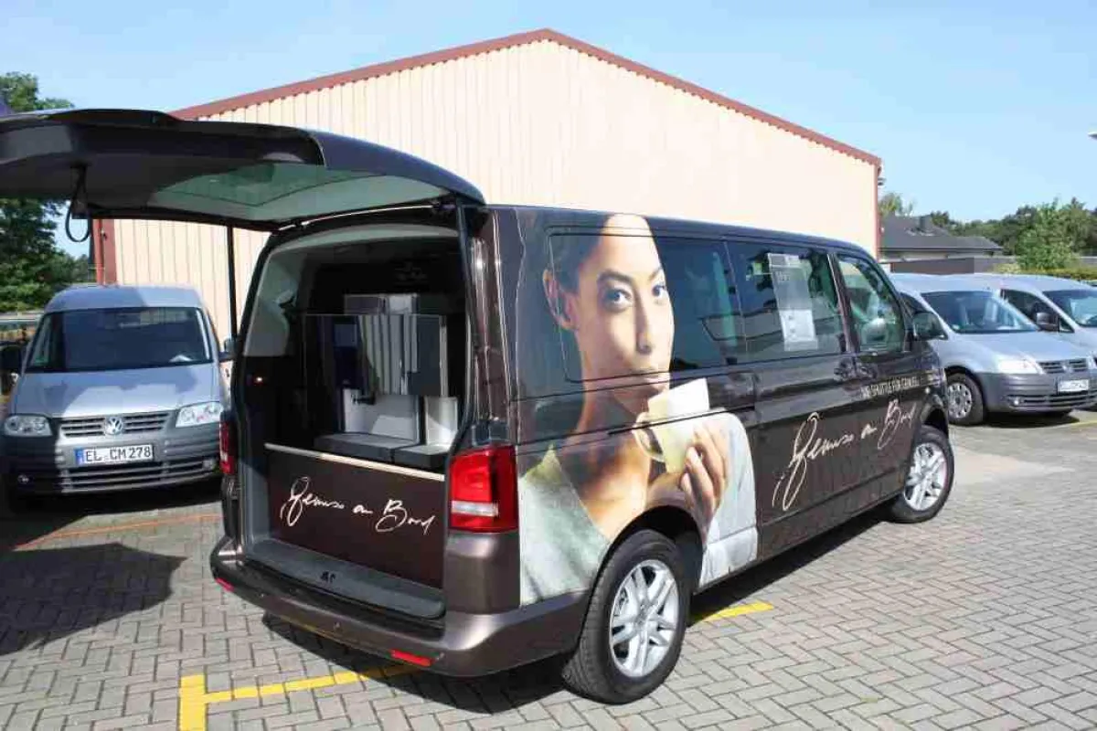 Der Kaffee Partner Ultima Duo im Heck des VIP-Shuttles ermöglicht Live-Verkostungen direkt vor Ort.
